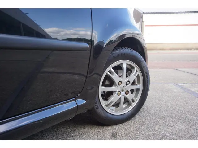 Peugeot 107 1.0 Active * Airco * LM Velgen * 2012 Benzine 14