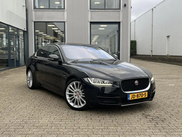 Jaguar XE 2.0 Portfolio 2015 Benzine 7