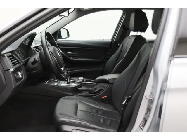 BMW 3 Serie 320i High Executive 2015 Benzine 12