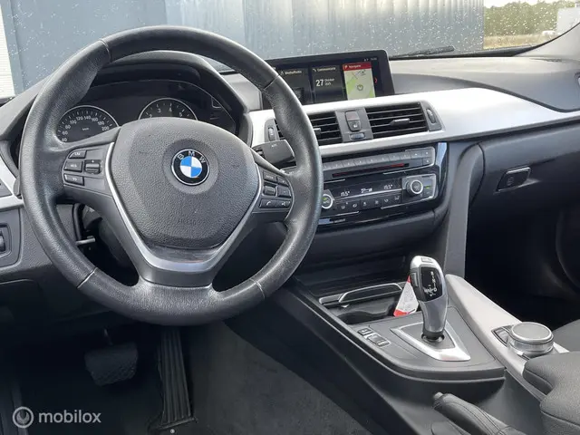 BMW 3 Serie 318i 2018 Benzine 12
