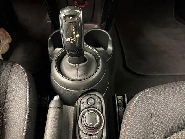MINI 5-Deurs Cooper 2023 Benzine 15