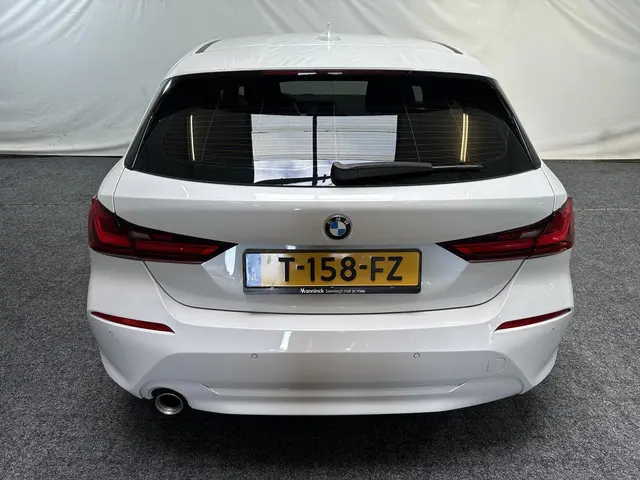 BMW 1 Serie 118i Business Edition Plus 2022 Benzine 17