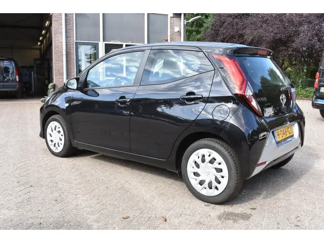 Toyota Aygo 1.0 VVT-i x-play 2020 Benzine 6