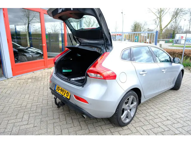 Volvo V40 2.0 T3 Nordic+ Pano|Xenon|Leder|Navi 2016 Benzine 10