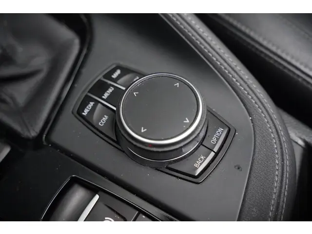 BMW X1 sDrive18i High Executive X Line 2018 Benzine 24