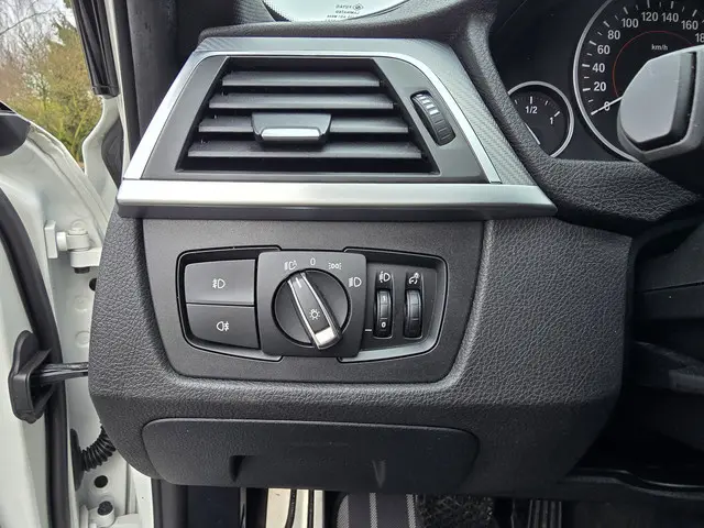 BMW 3 Serie Touring 318i M Sport Edition 2019 Benzine 13