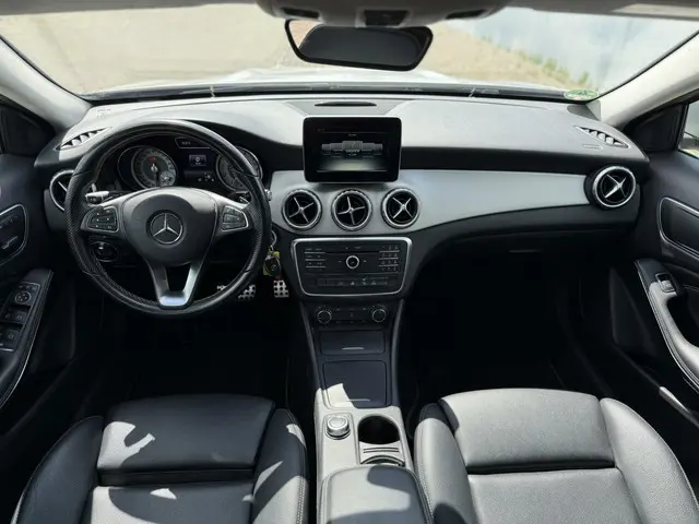 Mercedes-Benz GLA 200 Prestige 2016 Benzine 33