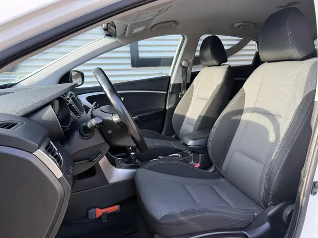 Hyundai i30 1.6 GDI Go! 2015 Benzine 8