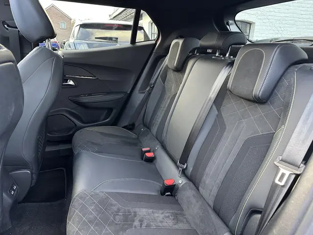 Peugeot 2008 1.2 Turbo 130 PK GT Pack 2021 Benzine 32