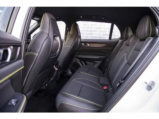 Lynk & Co 01 1.5 Plug-in Hybrid Core 2025 Hybride Benzine 8