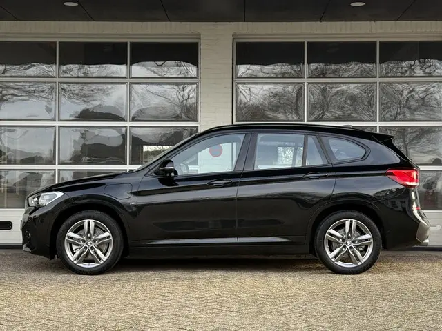 BMW X1 xDrive25e M SPORT 2021 Hybride Benzine 3