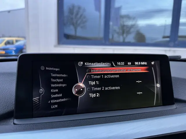 BMW 3 Serie Touring 320i High Executive 2015 Benzine 23