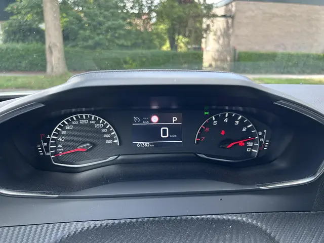 Peugeot 2008 1.2 Turbo 130 PK Allure 2023 Benzine 12
