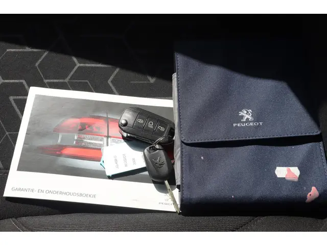 Peugeot 2008 1.2 PureTech Blue Lion 2016 Benzine 6