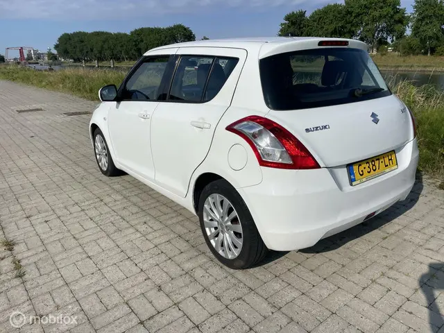 Suzuki Swift 1.2 Colorline EASSS 2013 Benzine 4