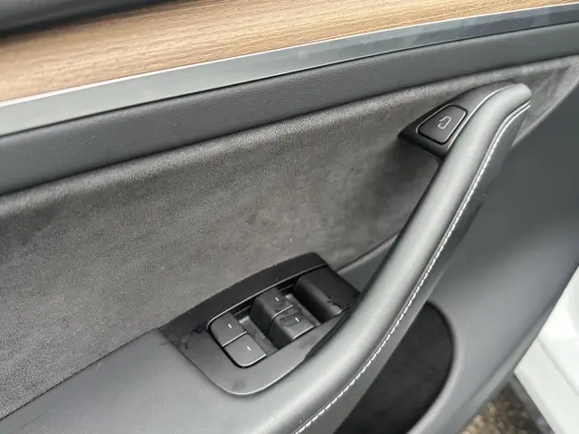 Tesla Model Y Long Rang AWD 2023 Elektrisch 18