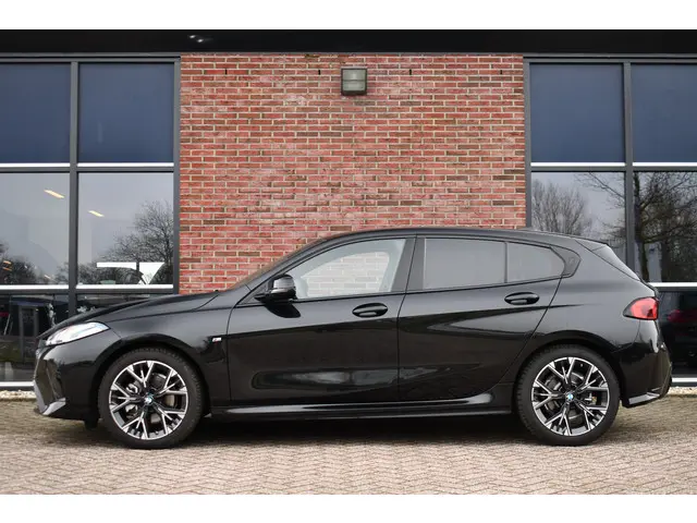 BMW 1 Serie 120 M-Sport 2024 Benzine 43