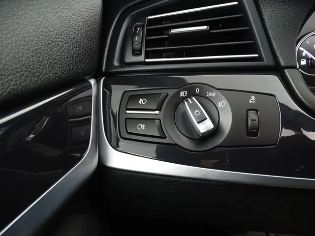 BMW 5 Serie Touring 520i Luxury Edition 2013 Benzine 43