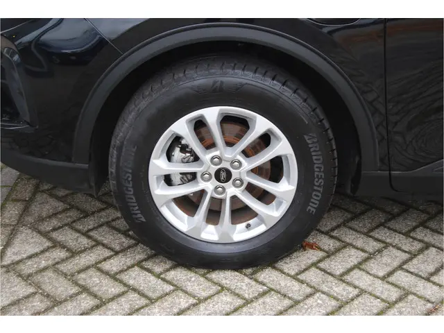 Ford Kuga 2.5 PHEV 243pk Titanium 2024 Hybride Benzine 9