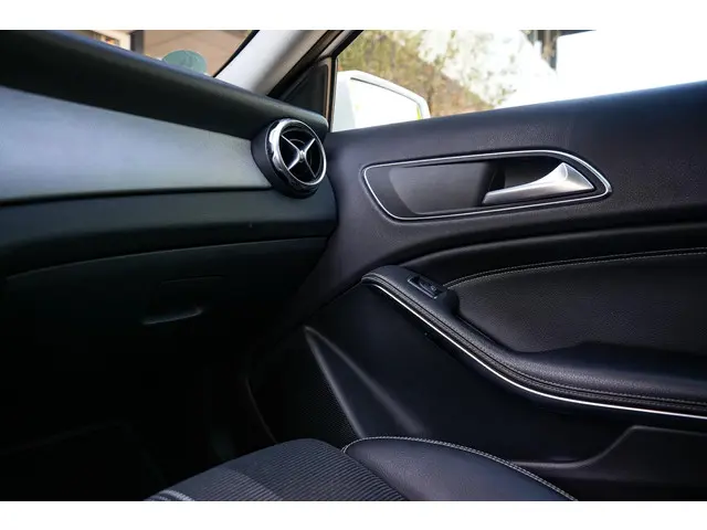 Mercedes-Benz GLA 180 Sport Edition 2019 Benzine 23