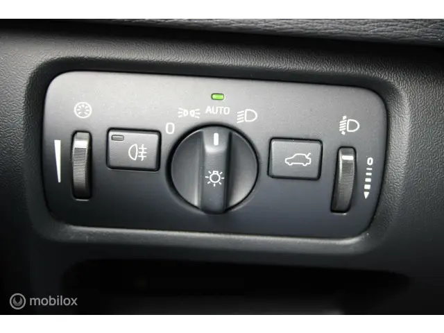 Volvo V40 2.0 T2 R-Design/Navi/Tel/Pdc/Trekhaak/ 2015 Benzine 32