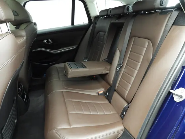 BMW 3 Serie Touring 330e 2022 Hybride Benzine 8
