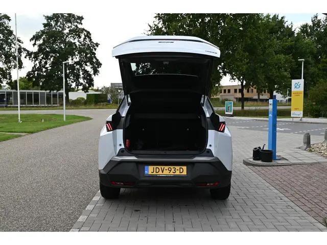Peugeot 3008 1.2 Hybrid 136 Allure 2024 Hybride Benzine 8