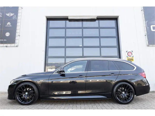 BMW 3 Serie Touring 320i M Sport Edition 2019 Benzine 4