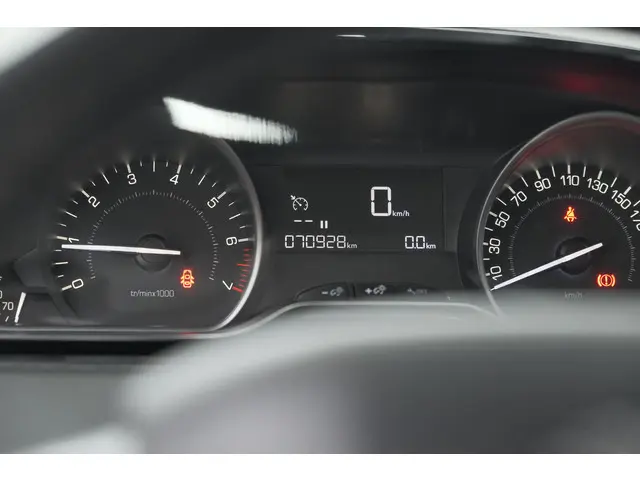 Peugeot 208 PureTech 82 Signature 2018 Benzine 36