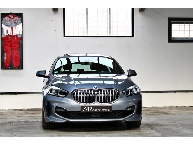 BMW 1 Serie 120i Business Edition 2022 Benzine 3
