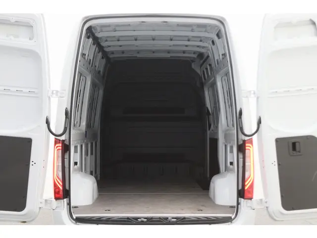 Mercedes-Benz Sprinter 317 CDI AUT. L2H2 2023 Diesel 15
