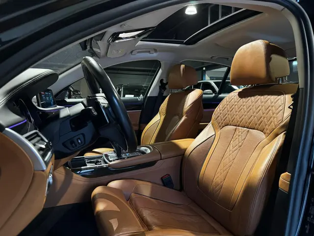 BMW 7 Serie 750i xDrive 2017 Benzine 14
