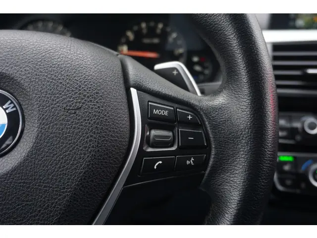 BMW 3 Serie 320i High Exec 2017 Benzine 21