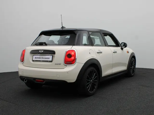 MINI 5-Deurs Cooper 2017 Benzine 2