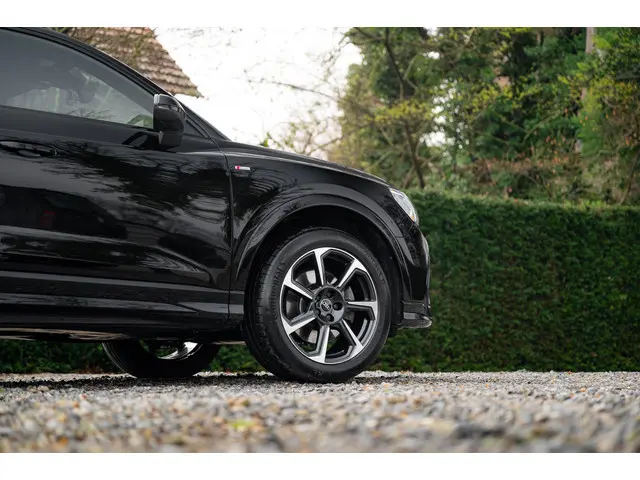 Audi Q3 45 TFSI e S edition 2024 Hybride Benzine 28