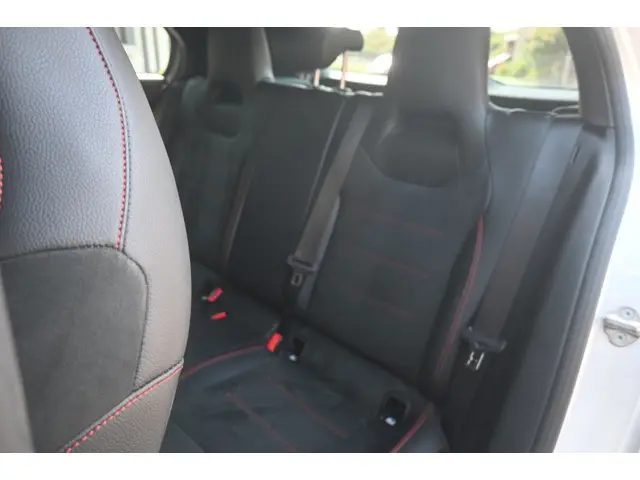 Mercedes-Benz A-Klasse 200 Bns Sol. AMG 2018 Benzine 15