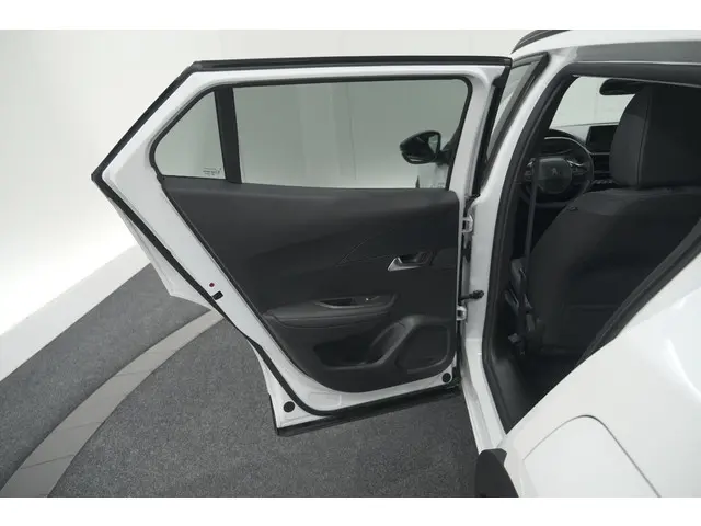 Peugeot 2008 PureTech 102 Allure Pack 2023 Benzine 62