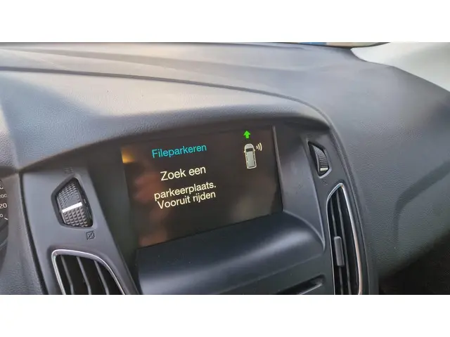 Ford Focus Wagon 1.0 First Edition 2015 Benzine 10