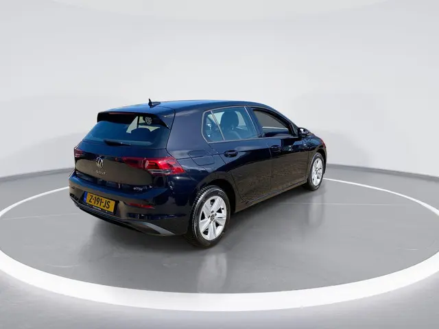 Volkswagen Golf 1.0 eTSI 110pk DSG Life 2024 Benzine 2