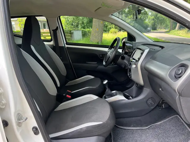 Toyota Aygo 1.0 VVT-i x-play | Cruise + Airco 2014 Benzine 8