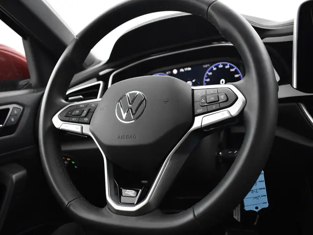 Volkswagen T-Roc 1.5 Tsi 150pk DSG R-Line 2024 Benzine 24