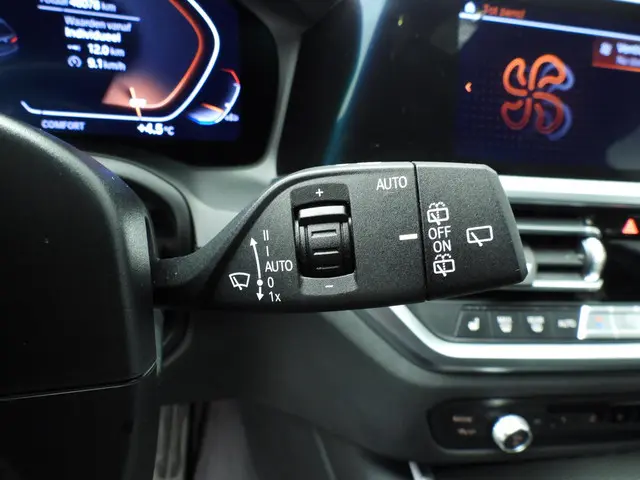 BMW 3 Serie Touring 318i 2022 Benzine 24