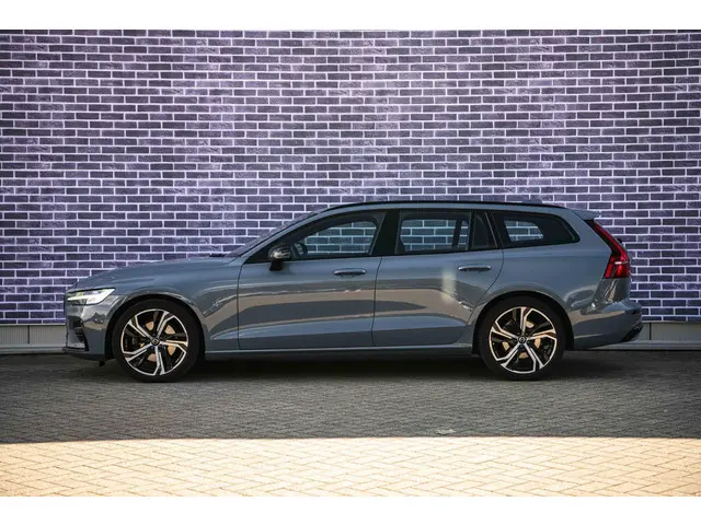 Volvo V60 2.0 B4 Plus Dark 2023 Benzine 4