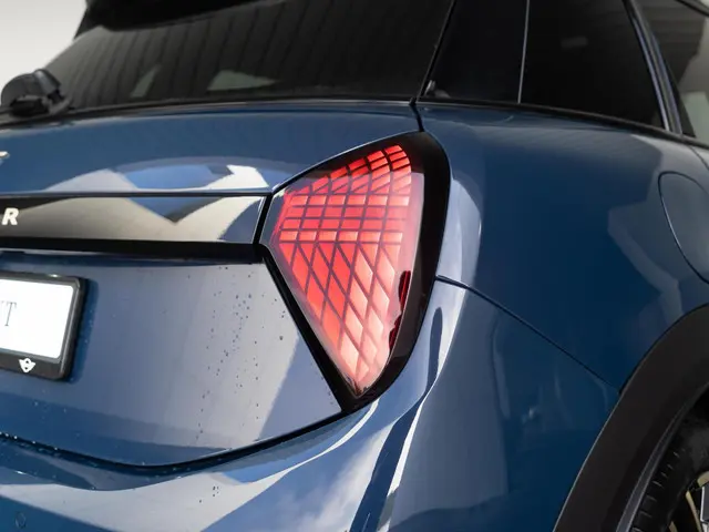 MINI 5-Deurs Cooper C Favoured 2025 Benzine 14