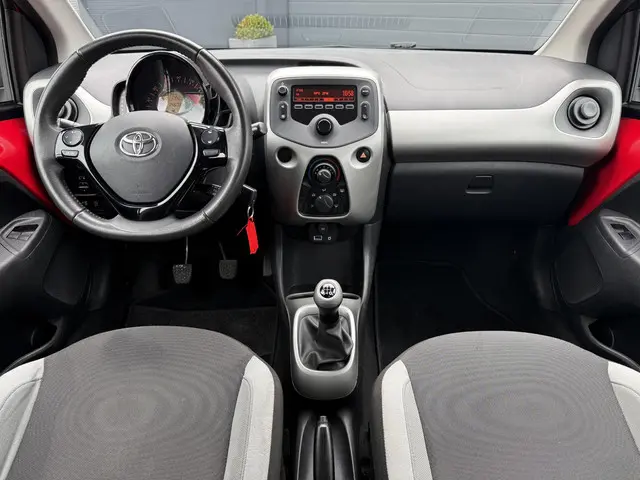Toyota Aygo 1.0 VVT-i x-play 2014 Benzine 10