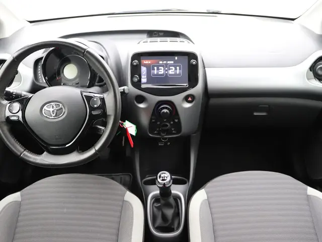 Toyota Aygo 1.0 VVT-i x-play Camera /Carplay 2019 Benzine 12