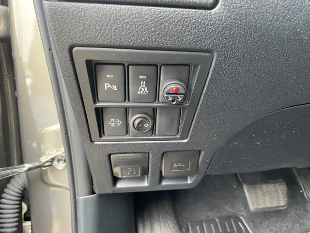 Toyota Hilux 2.8 D-4D Double Cab Invincible 2024 Diesel 24