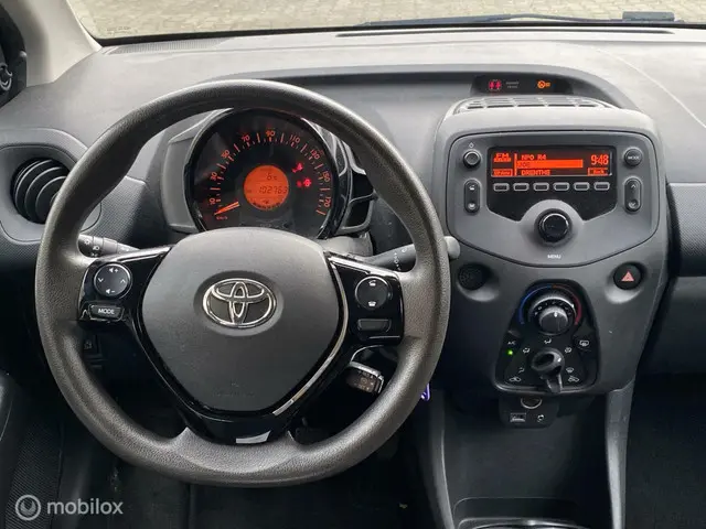 Toyota Aygo 1.0 VVT-i x-now 2017 Benzine 12