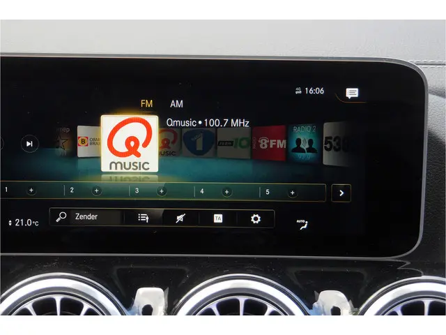 Mercedes-Benz GLA GLA 250 4M AMG Line 2020 Benzine 9