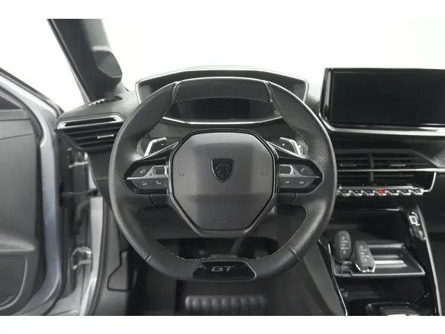 Peugeot 208 Hybrid 136 e-DCS6 GT 2024 Hybride Benzine 33